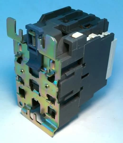 Schneider Electric LC1D4011U7 (image 2)