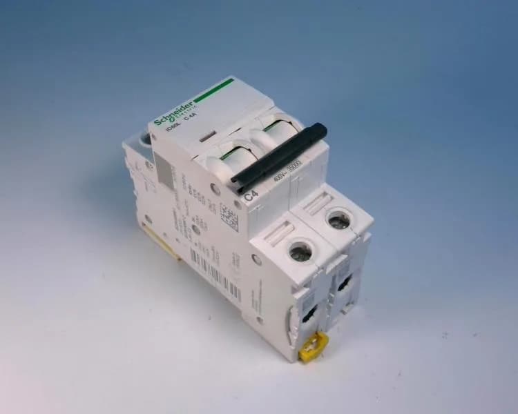 Schneider Electric A9F94204 (image 2)